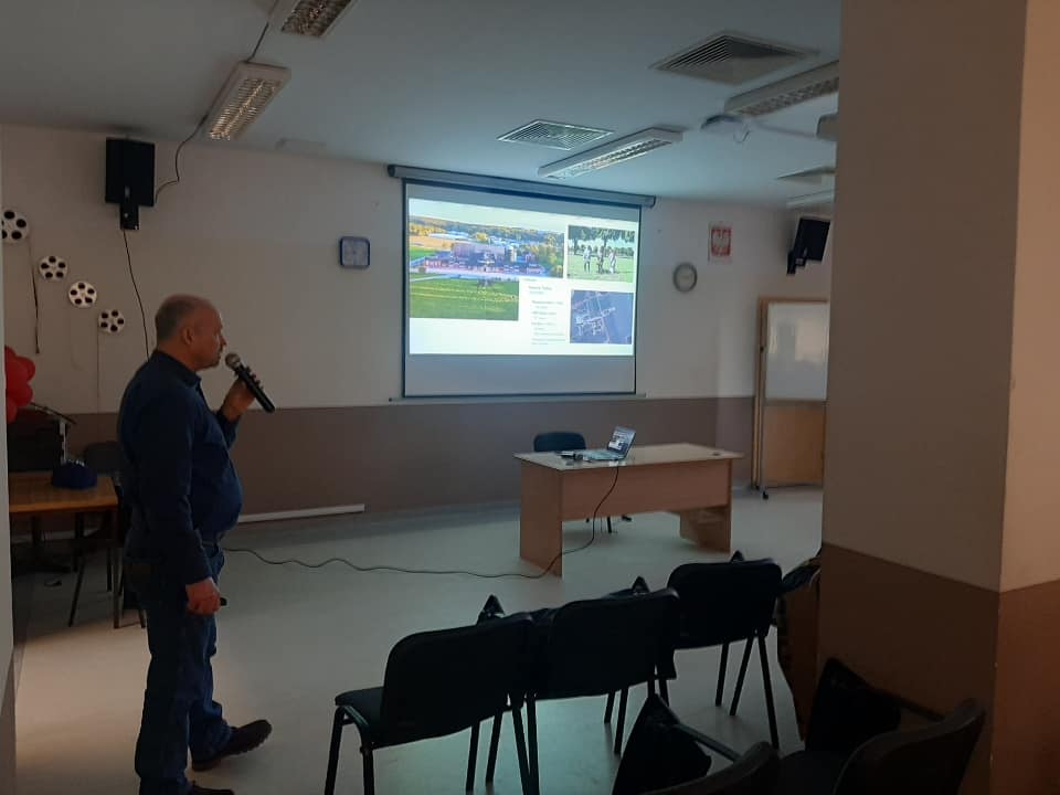 Zdjęcie prowadzącego na auli